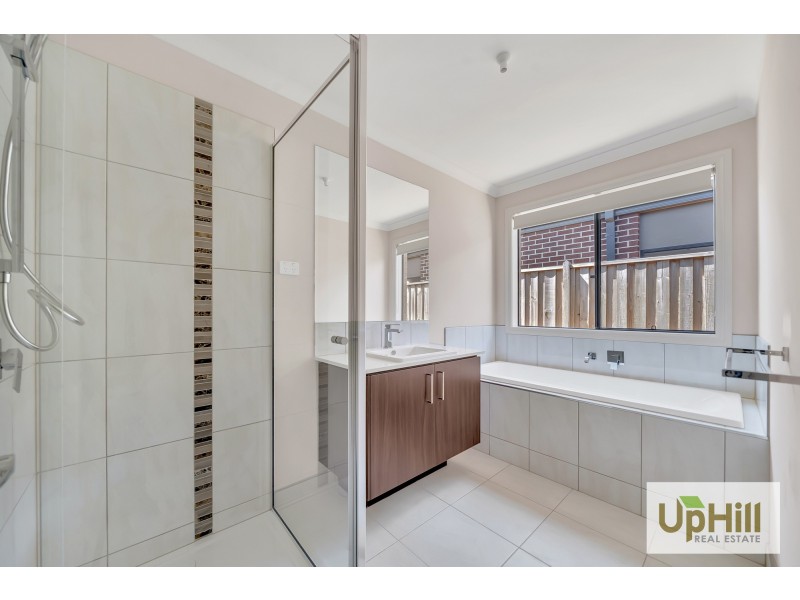 17 LANGSHAN ROAD, Clyde North VIC 3978