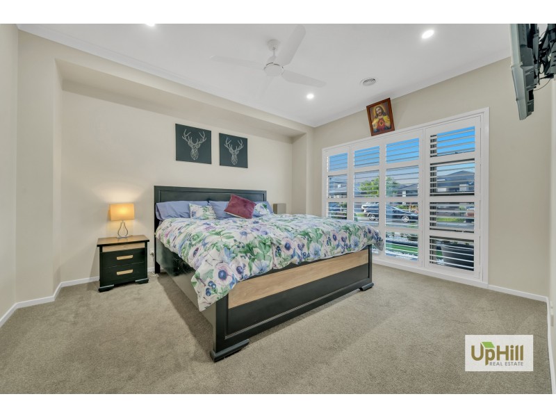 86 Deoro Parade, Clyde North VIC 3978