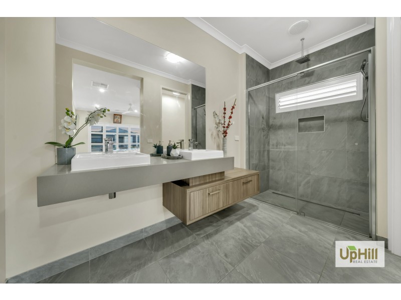 86 Deoro Parade, Clyde North VIC 3978