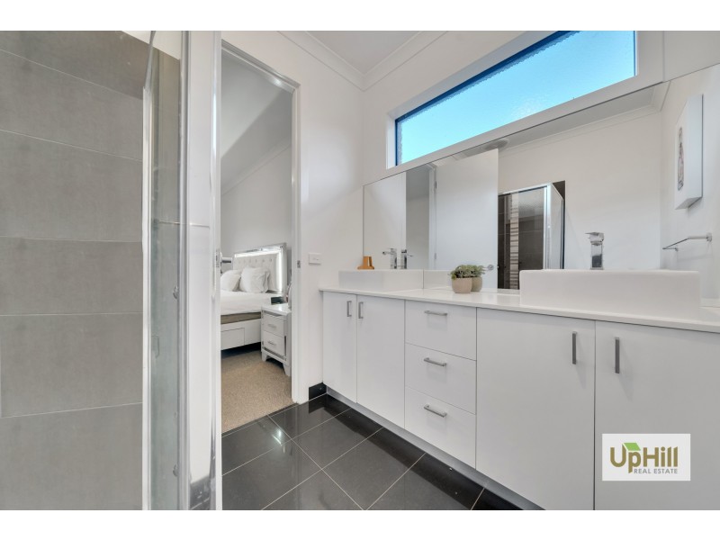 17 Nixon Drive, Berwick VIC 3806