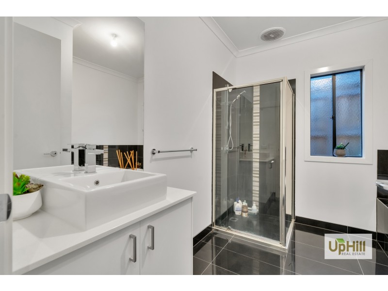 17 Nixon Drive, Berwick VIC 3806