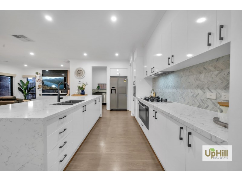 16 Bazadaise Drive, Clyde North VIC 3978