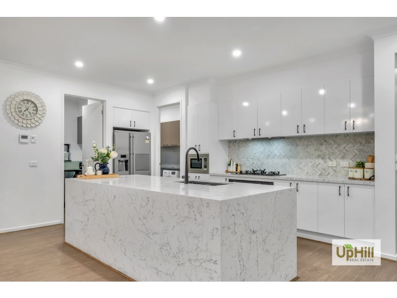 16 Bazadaise Drive, Clyde North VIC 3978