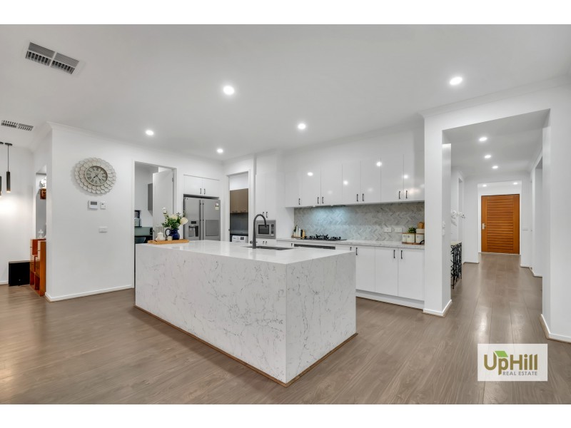 16 Bazadaise Drive, Clyde North VIC 3978