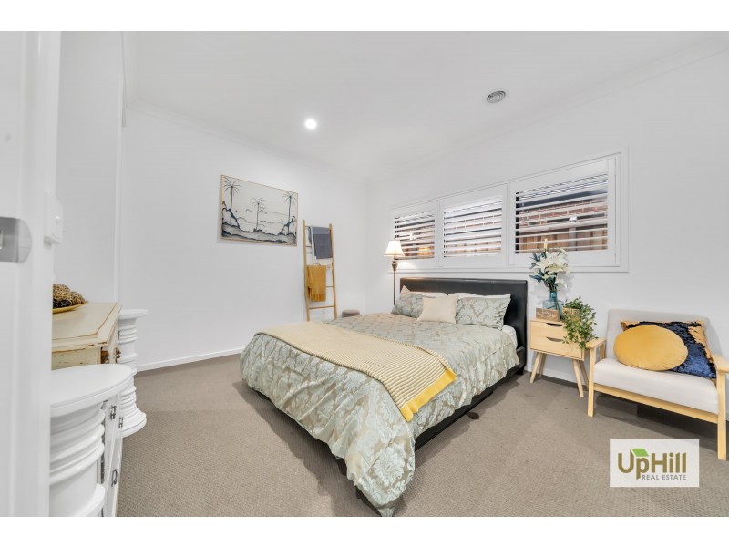 16 Bazadaise Drive, Clyde North VIC 3978