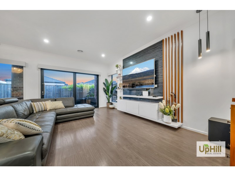 16 Bazadaise Drive, Clyde North VIC 3978