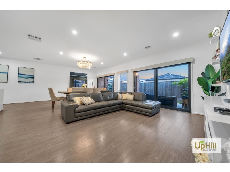 16 Bazadaise Drive, Clyde North VIC 3978