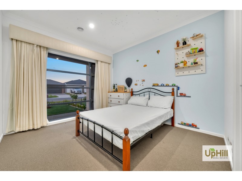 16 Bazadaise Drive, Clyde North VIC 3978