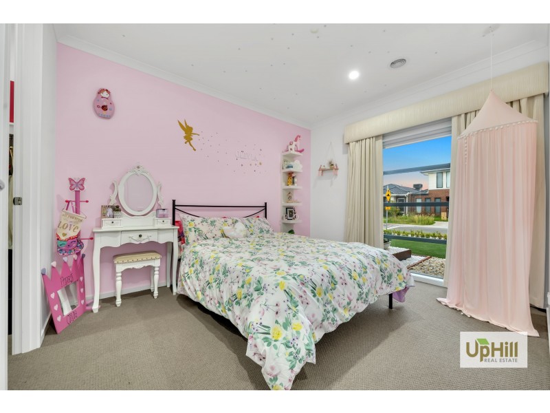 16 Bazadaise Drive, Clyde North VIC 3978