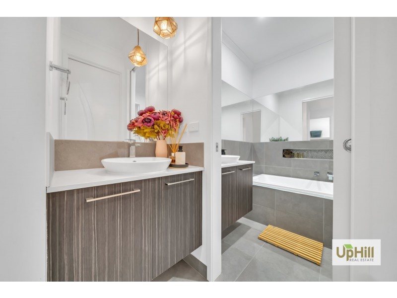 16 Bazadaise Drive, Clyde North VIC 3978