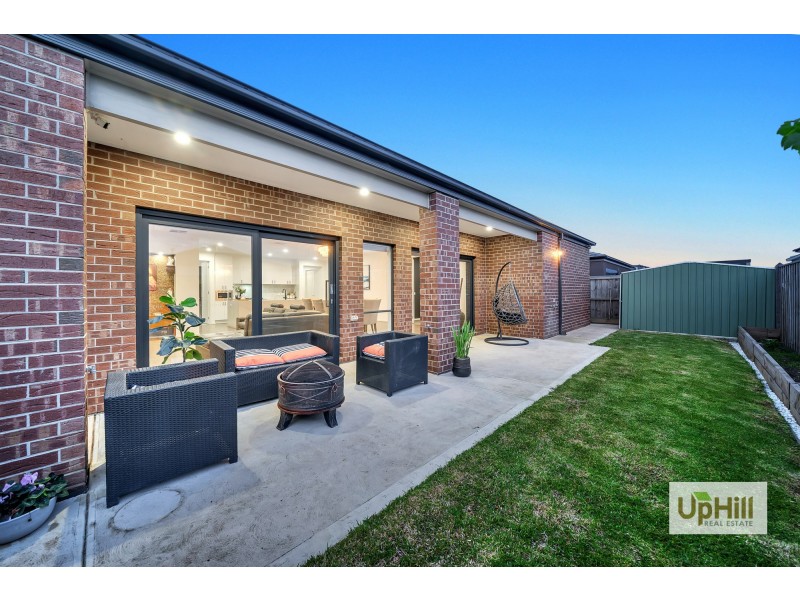 16 Bazadaise Drive, Clyde North VIC 3978