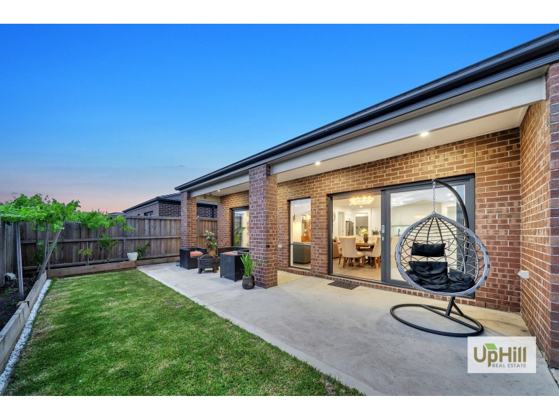 16 Bazadaise Drive, Clyde North VIC 3978