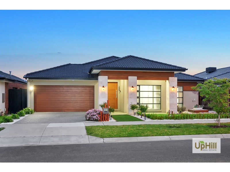 16 Bazadaise Drive, Clyde North VIC 3978