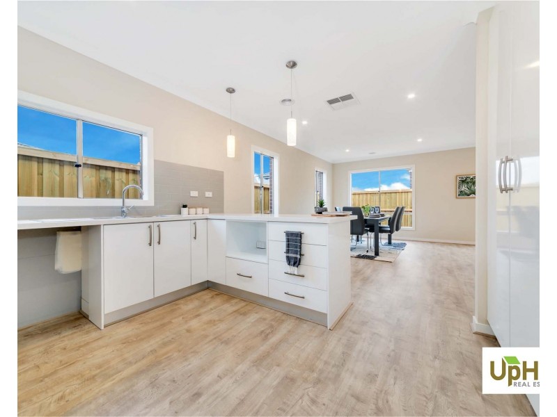 21 Swallowtail Avenue, Clyde North VIC 3978