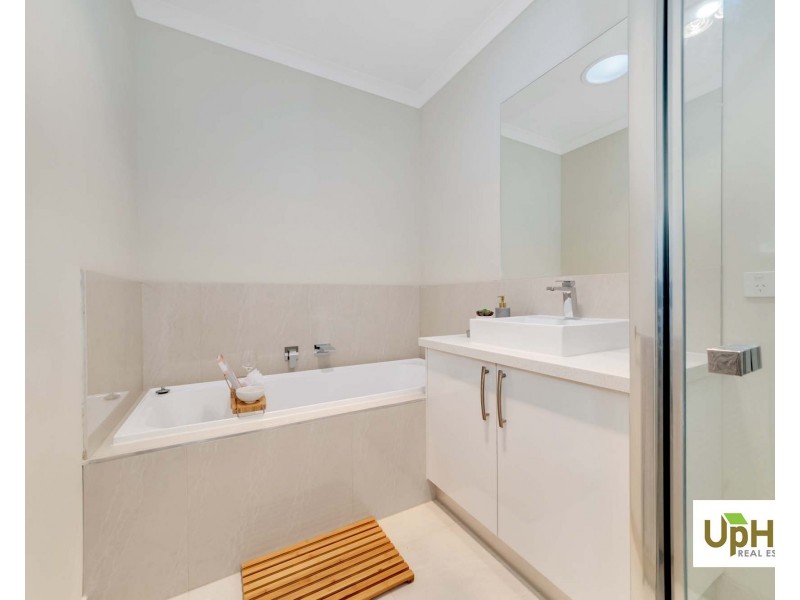 21 Swallowtail Avenue, Clyde North VIC 3978