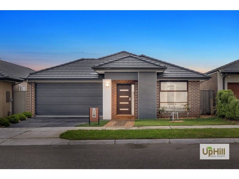 12 Ritchie Drive, Clyde North VIC 3978
