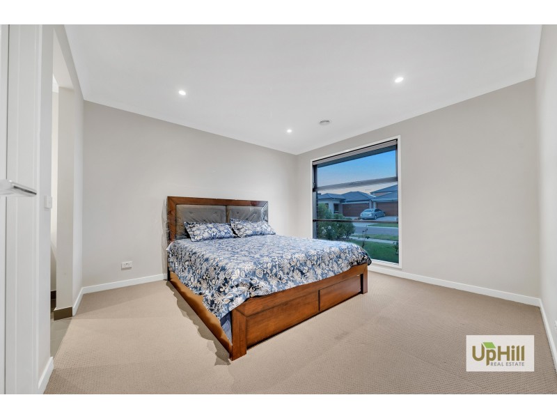 12 Ritchie Drive, Clyde North VIC 3978