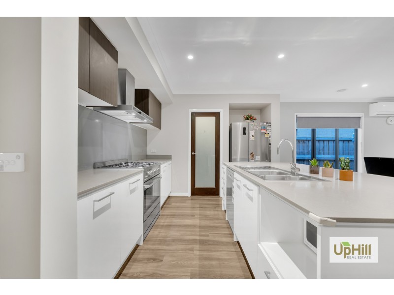 12 Ritchie Drive, Clyde North VIC 3978