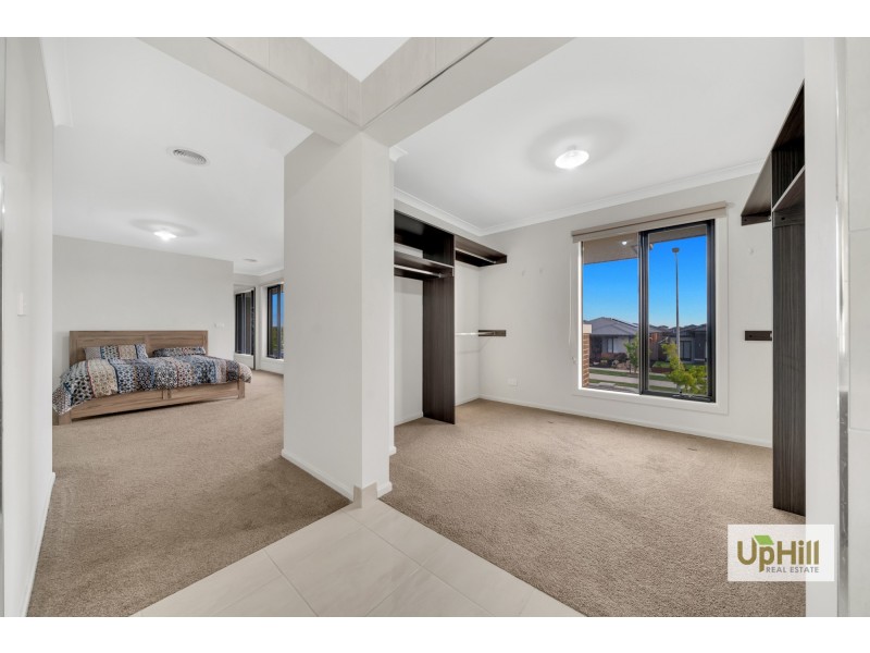 273 Heather Grove, Clyde North VIC 3978