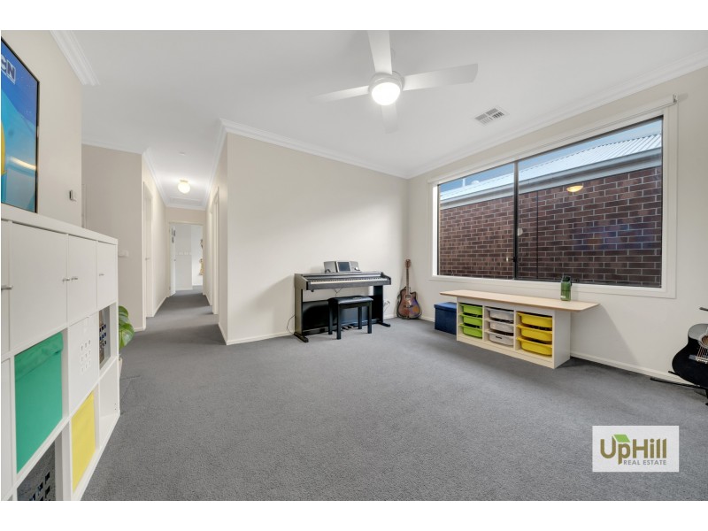 8 Elsey Way, Clyde North VIC 3978