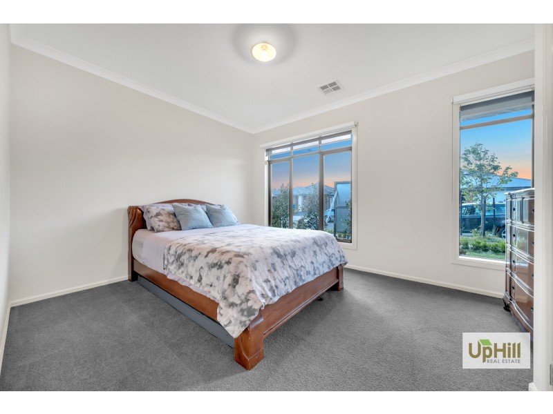 8 Elsey Way, Clyde North VIC 3978