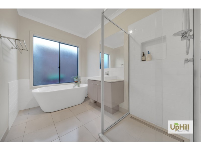 8 Elsey Way, Clyde North VIC 3978