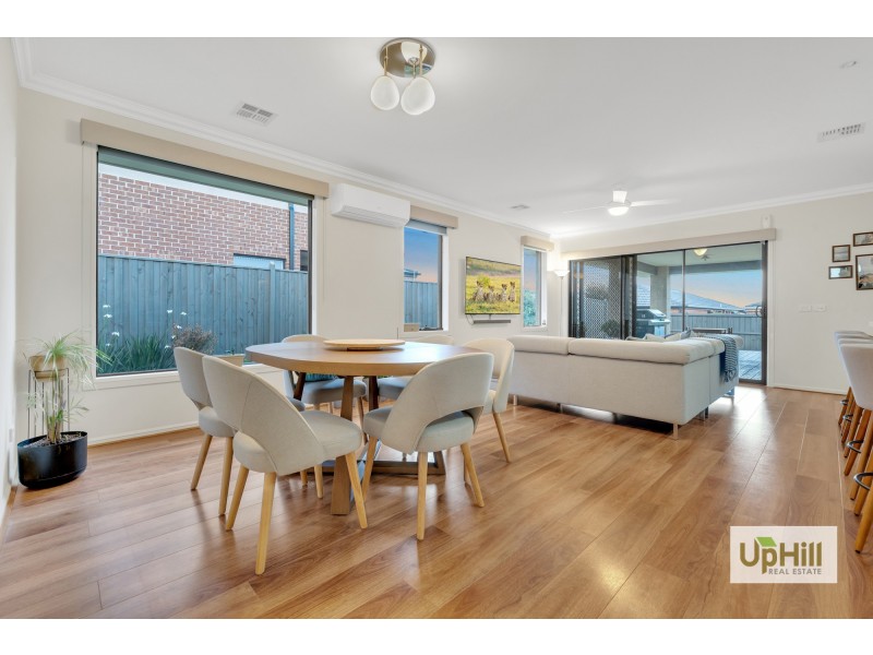 8 Elsey Way, Clyde North VIC 3978