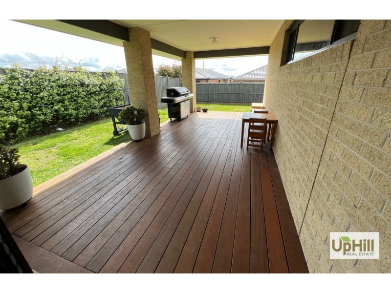 8 Elsey Way, Clyde North VIC 3978