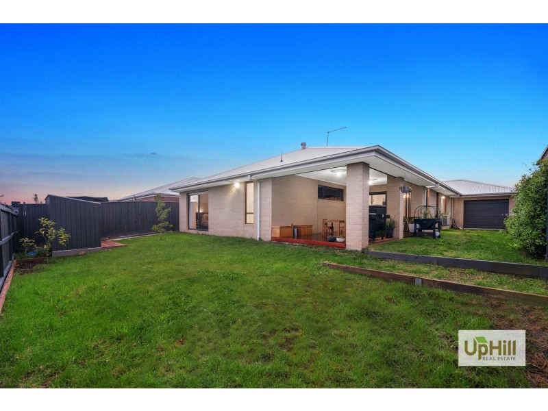 8 Elsey Way, Clyde North VIC 3978