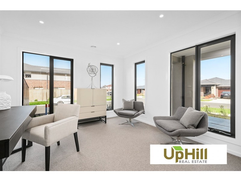 2 Eiger Street, Clyde North VIC 3978