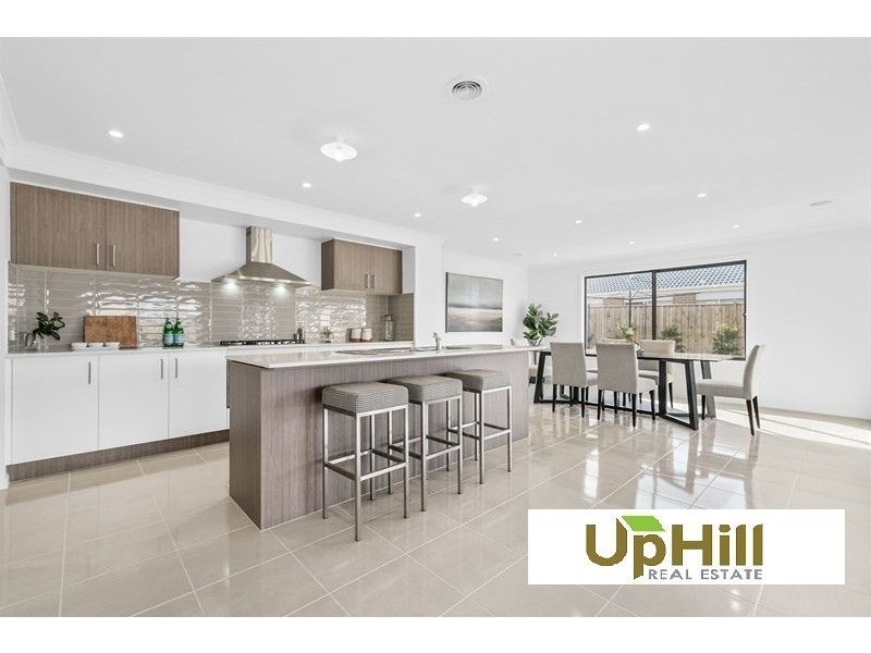 2 Eiger Street, Clyde North VIC 3978