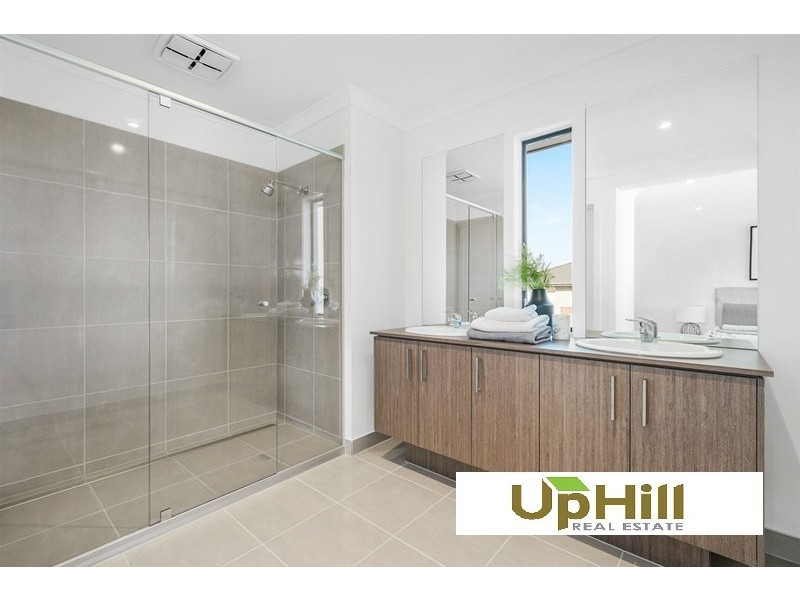 2 Eiger Street, Clyde North VIC 3978