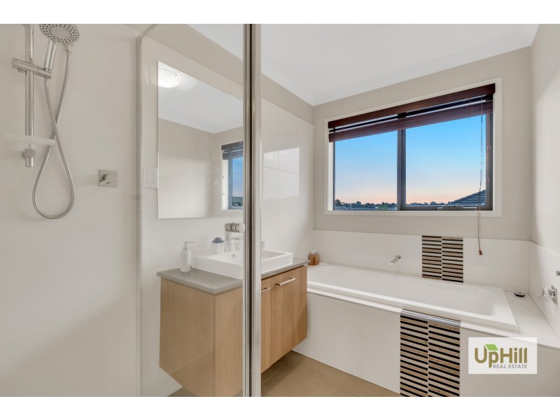 16 Selandra Boulevard, Clyde North VIC 3978