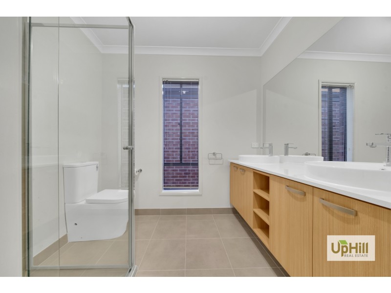 5 Hoosier Road, Clyde North VIC 3978