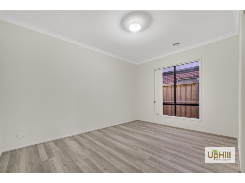 5 Hoosier Road, Clyde North VIC 3978