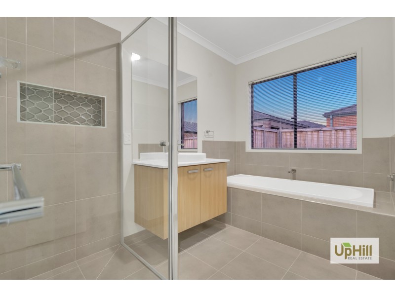 5 Hoosier Road, Clyde North VIC 3978