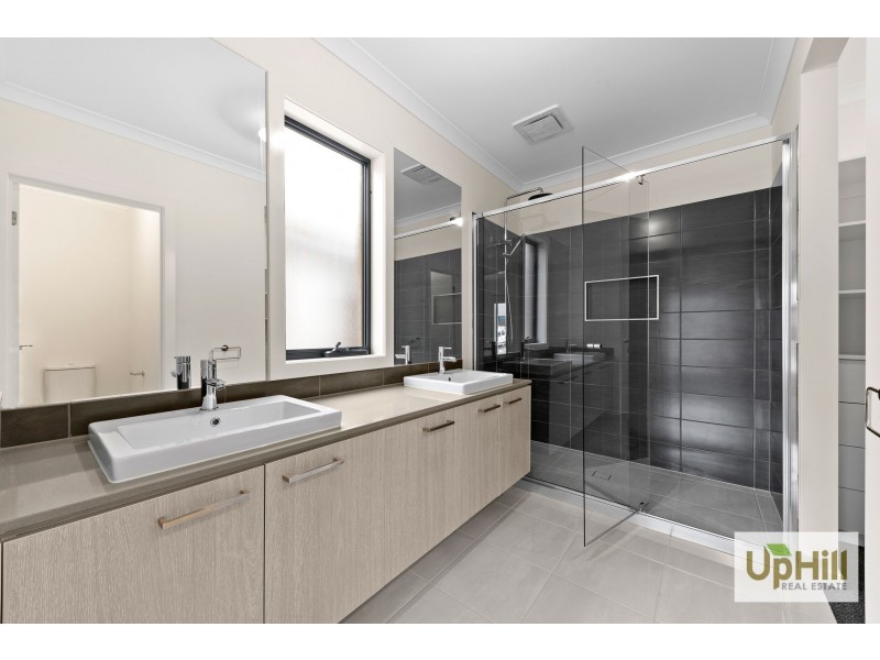 42 Noah Road, Clyde North VIC 3978