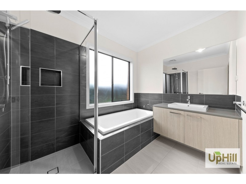 42 Noah Road, Clyde North VIC 3978