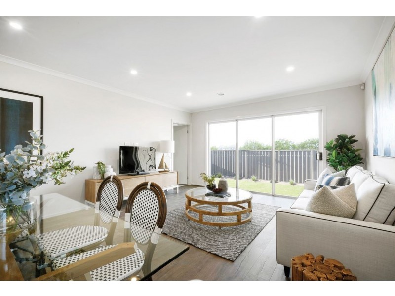 4 SACRAMENTO STREET, Clyde North VIC 3978