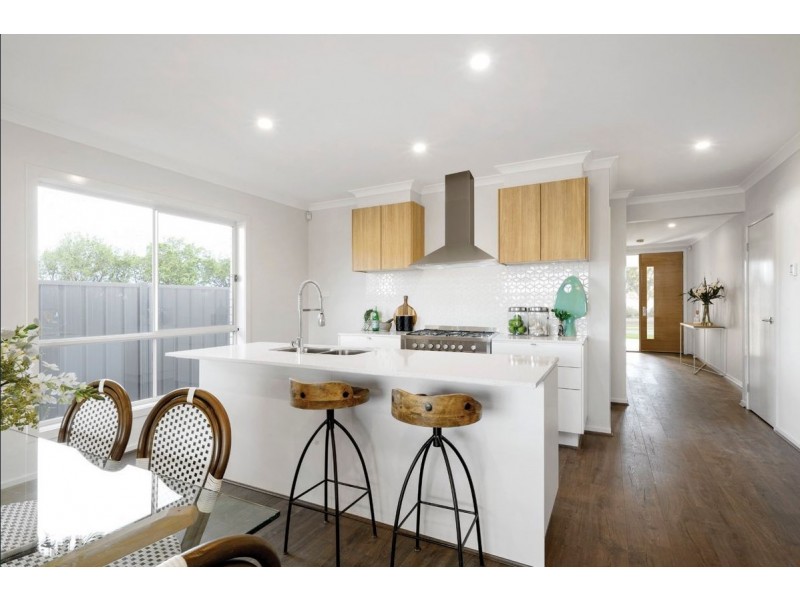 4 SACRAMENTO STREET, Clyde North VIC 3978