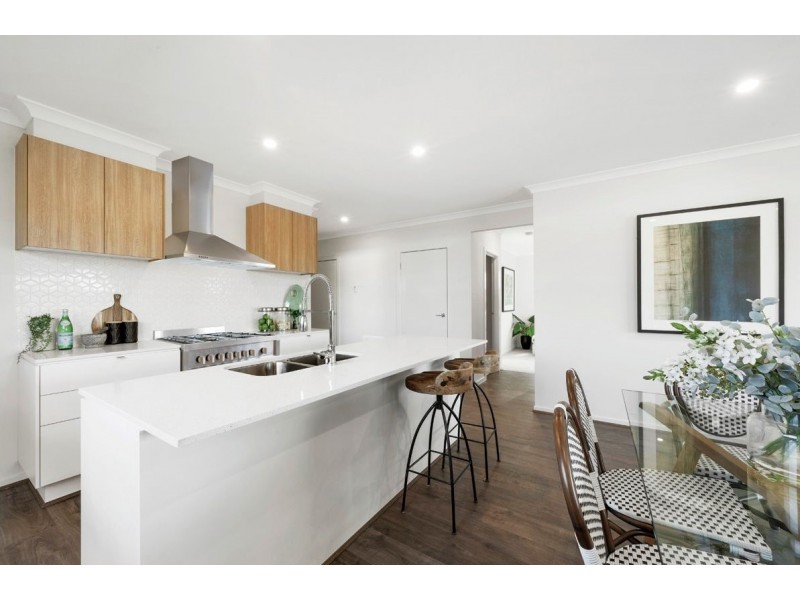 4 SACRAMENTO STREET, Clyde North VIC 3978