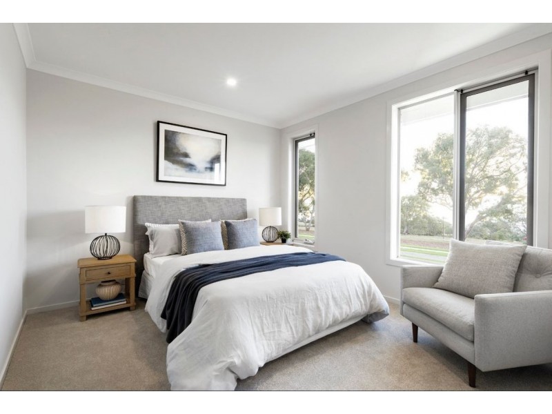 4 SACRAMENTO STREET, Clyde North VIC 3978