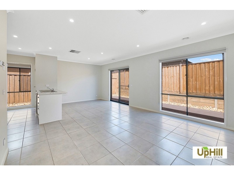 17 Cubbie Way, Clyde North VIC 3978