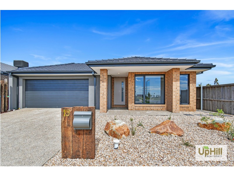 19 Ballymarang Chase, Cranbourne West VIC 3977