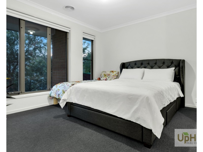 16 Trainers Way, Clyde North VIC 3978