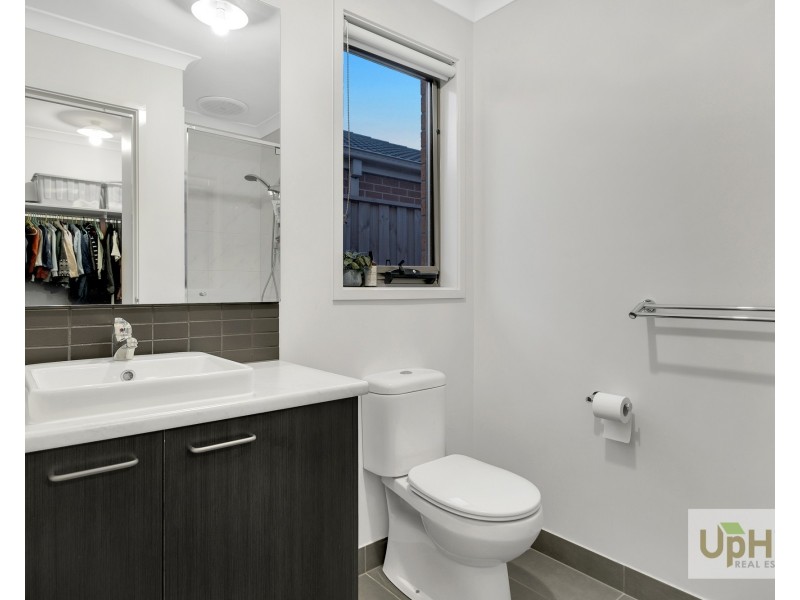 16 Trainers Way, Clyde North VIC 3978