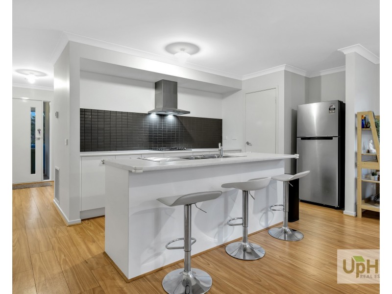 16 Trainers Way, Clyde North VIC 3978