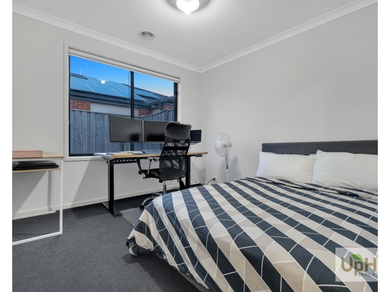 16 Trainers Way, Clyde North VIC 3978