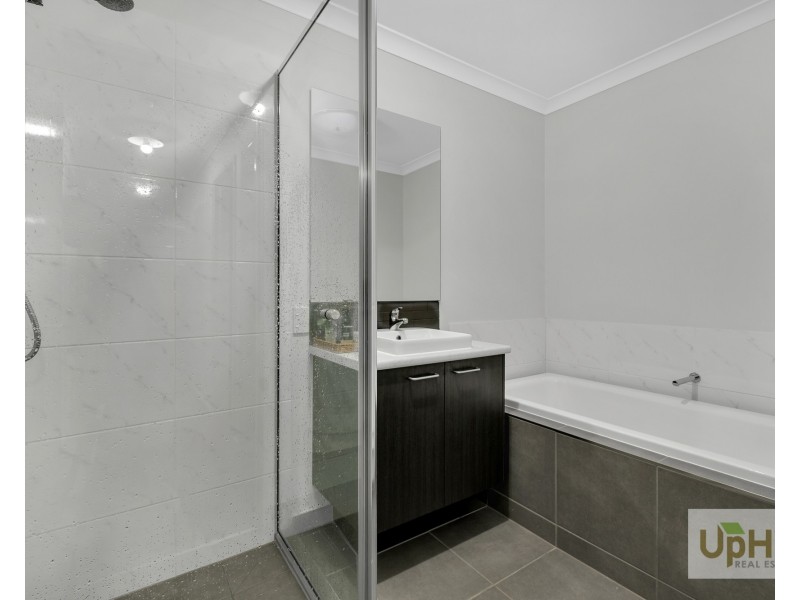 16 Trainers Way, Clyde North VIC 3978