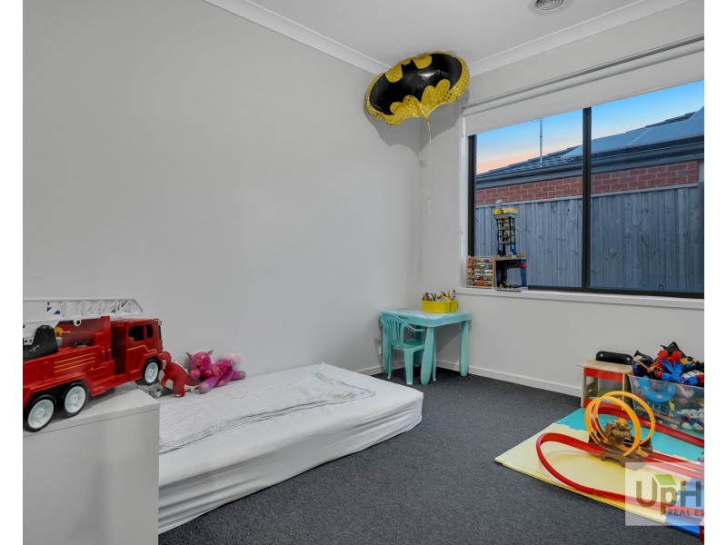 16 Trainers Way, Clyde North VIC 3978